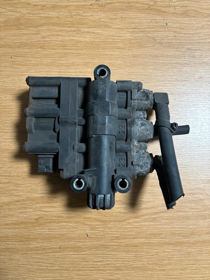 Mercedes Benz WABCO Magnetventil A0013271425 - Valvul frenave për Kamioni: foto 1 Mercedes Benz WABCO Magnetventil A0013271425 - Valvul frenave për Kamioni: foto 1
