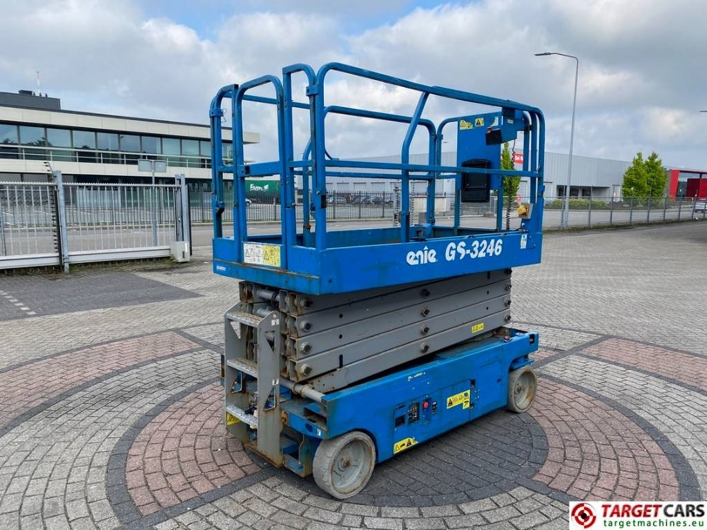 Genie GS-3246 Electric Scissor Work Lift 1175cm - Ngritës gërshërë: foto 3 Genie GS-3246 Electric Scissor Work Lift 1175cm - Ngritës gërshërë: foto 3