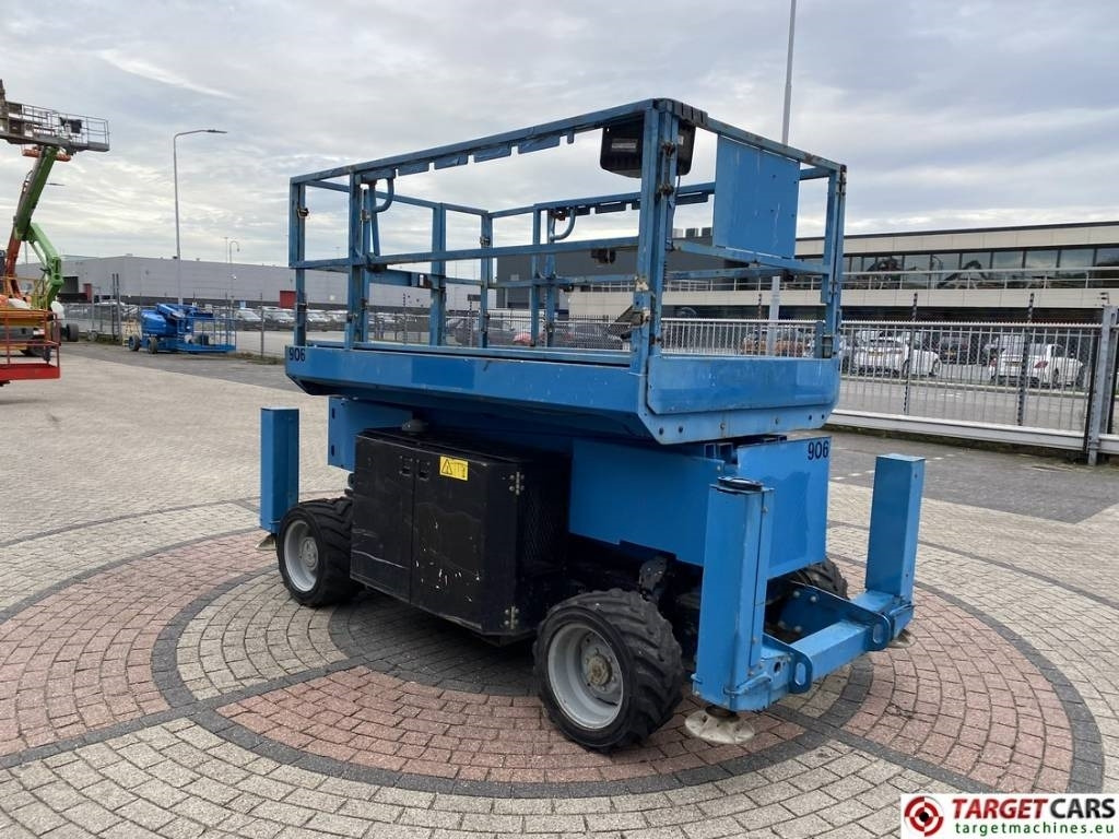 Genie GS-3369RT Diesel 4x4 Scissor Work Lift 1196cm - Ngritës gërshërë: foto 2 Genie GS-3369RT Diesel 4x4 Scissor Work Lift 1196cm - Ngritës gërshërë: foto 2