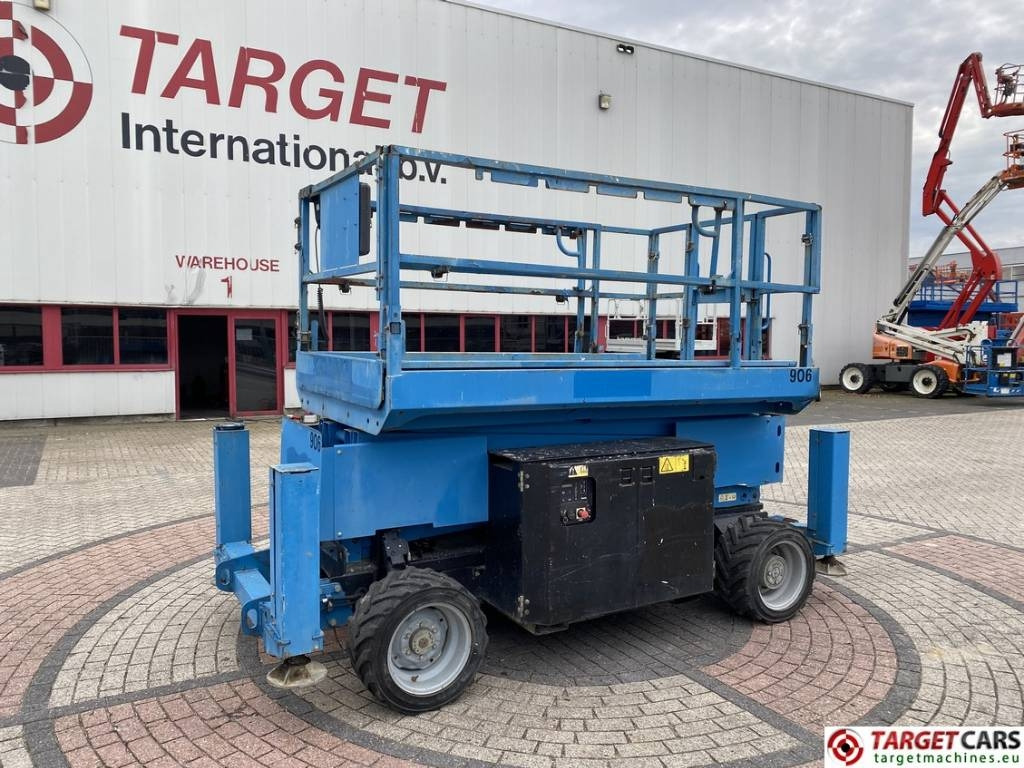 Genie GS-3369RT Diesel 4x4 Scissor Work Lift 1196cm - Ngritës gërshërë: foto 1 Genie GS-3369RT Diesel 4x4 Scissor Work Lift 1196cm - Ngritës gërshërë: foto 1