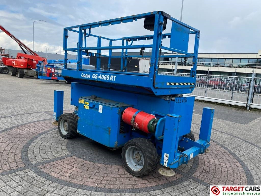Genie GS-4069 RT LPG 4x4 Scissor Work Lift 1412cm - Ngritës gërshërë: foto 2 Genie GS-4069 RT LPG 4x4 Scissor Work Lift 1412cm - Ngritës gërshërë: foto 2