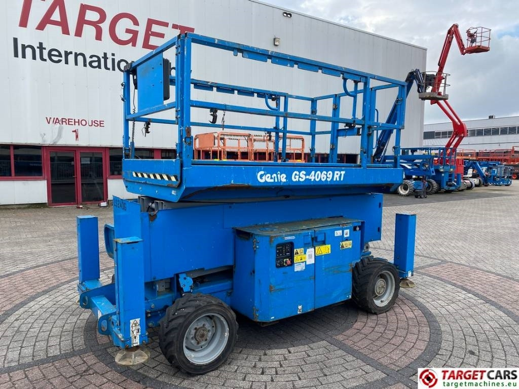 Genie GS-4069 RT LPG 4x4 Scissor Work Lift 1412cm - Ngritës gërshërë: foto 1 Genie GS-4069 RT LPG 4x4 Scissor Work Lift 1412cm - Ngritës gërshërë: foto 1