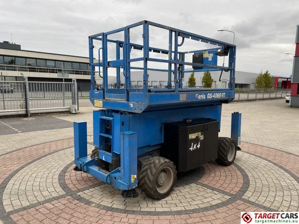 Genie GS-4069RT Diesel 4x4 Scissor Work Lift 1412cm - Ngritës gërshërë: foto 3 Genie GS-4069RT Diesel 4x4 Scissor Work Lift 1412cm - Ngritës gërshërë: foto 3