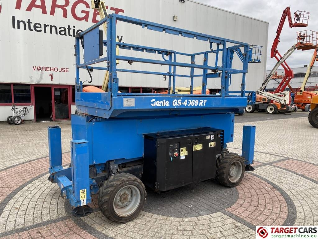 Genie GS-4069RT Diesel 4x4 Scissor Work Lift 1412cm - Ngritës gërshërë: foto 1 Genie GS-4069RT Diesel 4x4 Scissor Work Lift 1412cm - Ngritës gërshërë: foto 1