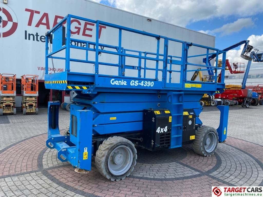 Genie GS-4390 RT LPG 4x4 Scissor Work Lift 1511cm - Ngritës gërshërë: foto 1 Genie GS-4390 RT LPG 4x4 Scissor Work Lift 1511cm - Ngritës gërshërë: foto 1
