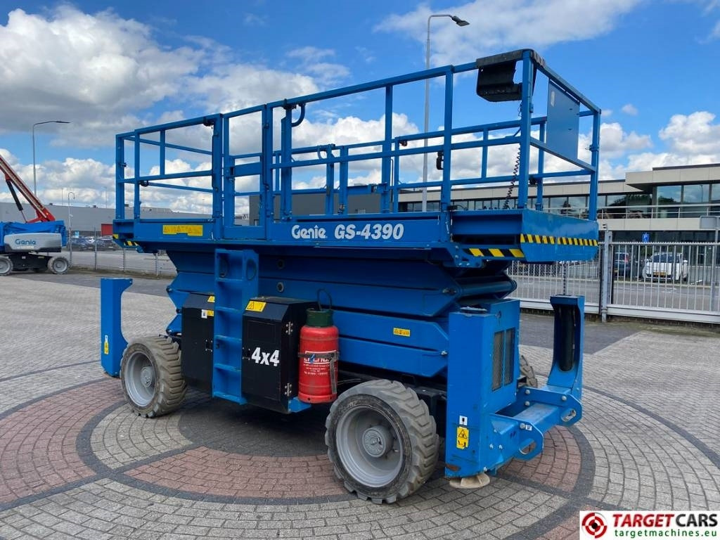 Genie GS-4390 RT LPG 4x4 Scissor Work Lift 1511cm - Ngritës gërshërë: foto 2 Genie GS-4390 RT LPG 4x4 Scissor Work Lift 1511cm - Ngritës gërshërë: foto 2