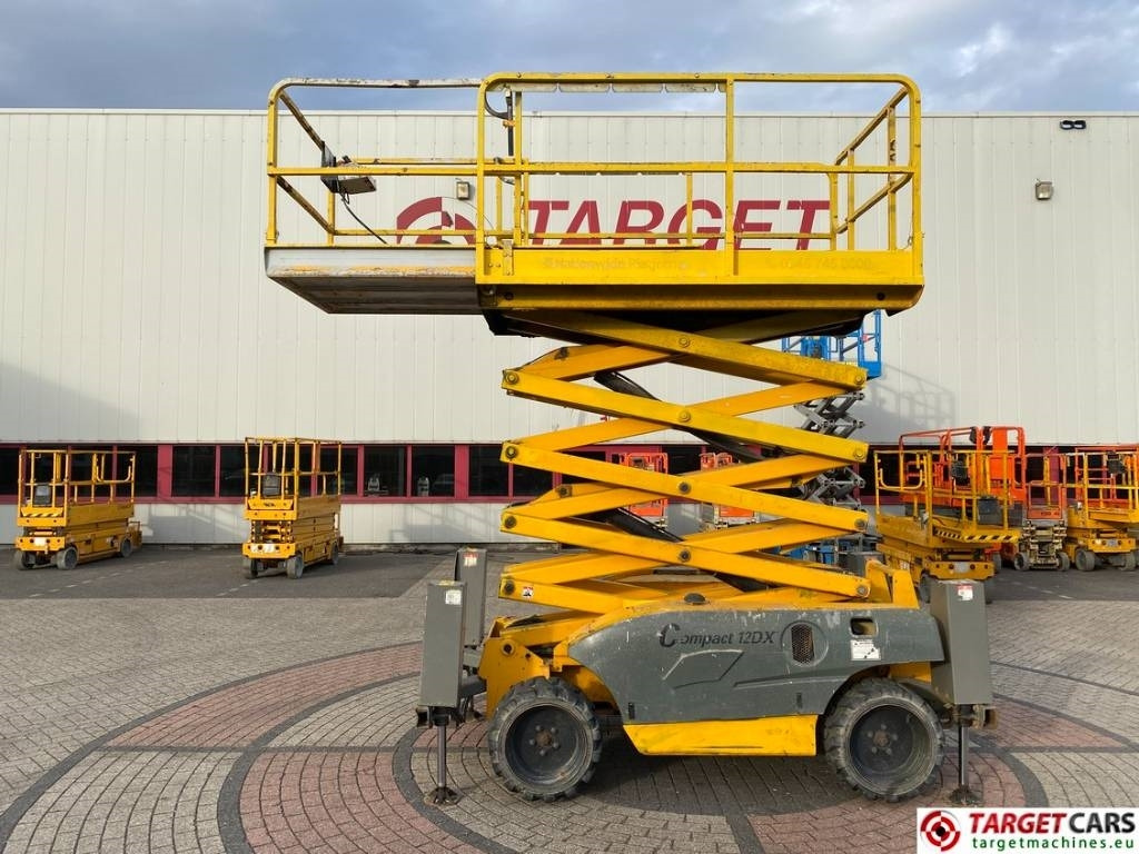 Haulotte Compact 12DX Diesel 4x4 Scissor Work Lift 1206cm - Ngritës gërshërë: foto 5 Haulotte Compact 12DX Diesel 4x4 Scissor Work Lift 1206cm - Ngritës gërshërë: foto 5