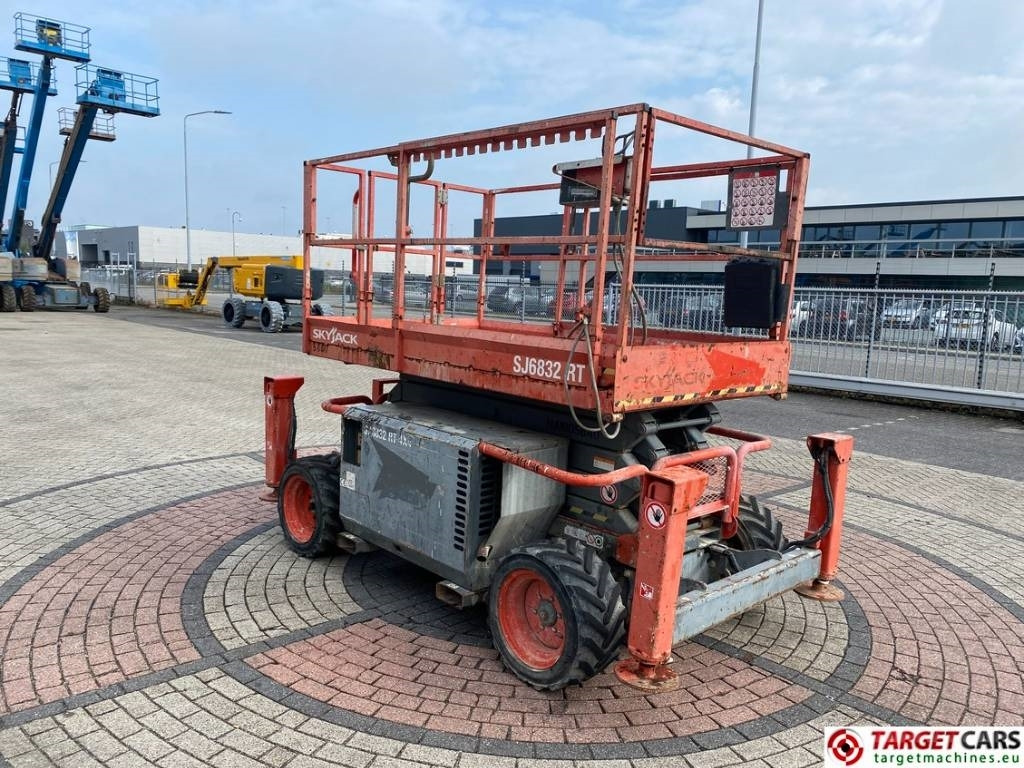 SkyJack SJ6832 RT Diesel 4x4 Scissor Work Lift 1180cm - Ngritës gërshërë: foto 2 SkyJack SJ6832 RT Diesel 4x4 Scissor Work Lift 1180cm - Ngritës gërshërë: foto 2