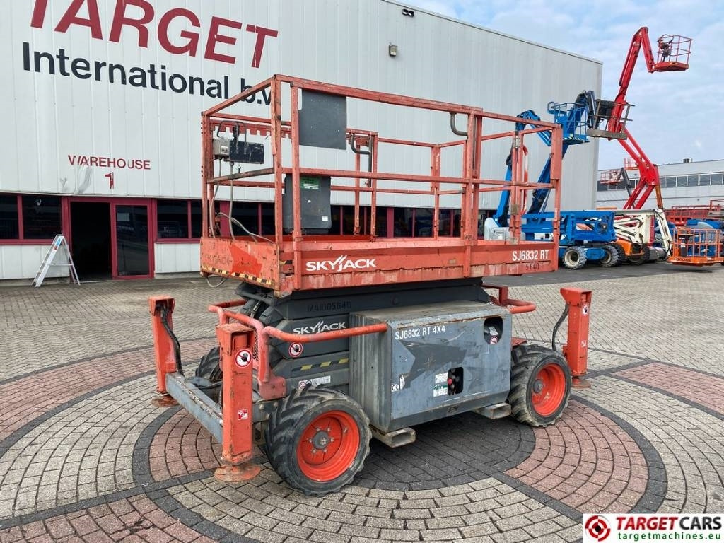 SkyJack SJ6832 RT Diesel 4x4 Scissor Work Lift 1180cm - Ngritës gërshërë: foto 1 SkyJack SJ6832 RT Diesel 4x4 Scissor Work Lift 1180cm - Ngritës gërshërë: foto 1