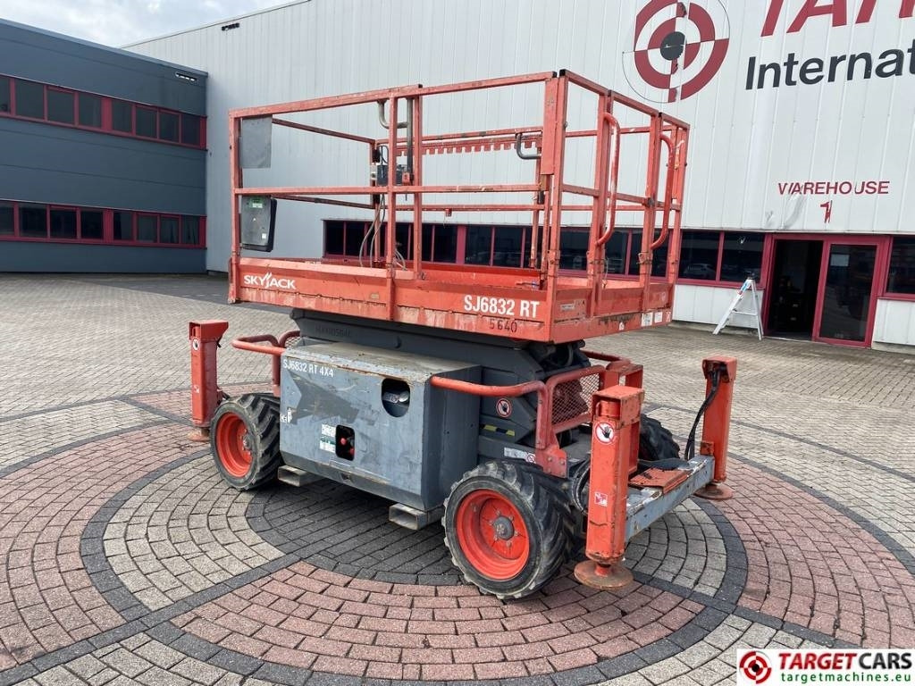 SkyJack SJ6832 RT Diesel 4x4 Scissor Work Lift 1180cm - Ngritës gërshërë: foto 4 SkyJack SJ6832 RT Diesel 4x4 Scissor Work Lift 1180cm - Ngritës gërshërë: foto 4