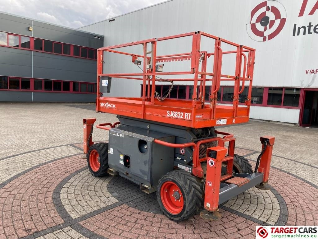 SkyJack SJ6832RT Diesel 4x4 Scissor 6832 Work Lift 1180cm - Ngritës gërshërë: foto 4 SkyJack SJ6832RT Diesel 4x4 Scissor 6832 Work Lift 1180cm - Ngritës gërshërë: foto 4