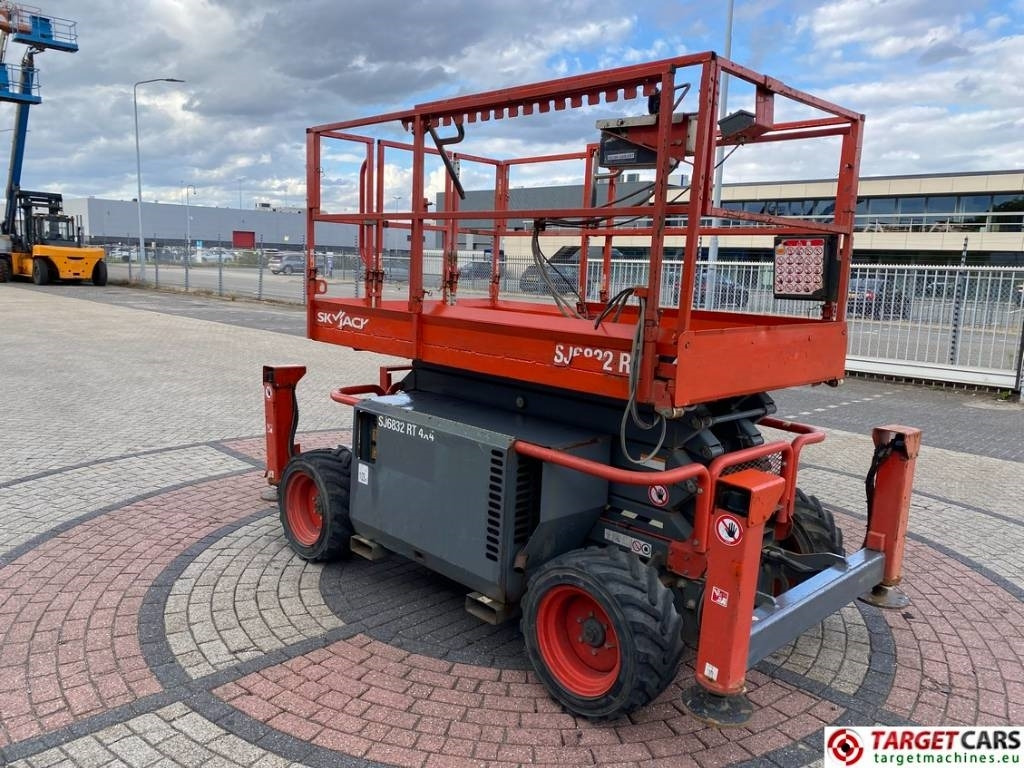 SkyJack SJ6832RT Diesel 4x4 Scissor 6832 Work Lift 1180cm - Ngritës gërshërë: foto 2 SkyJack SJ6832RT Diesel 4x4 Scissor 6832 Work Lift 1180cm - Ngritës gërshërë: foto 2
