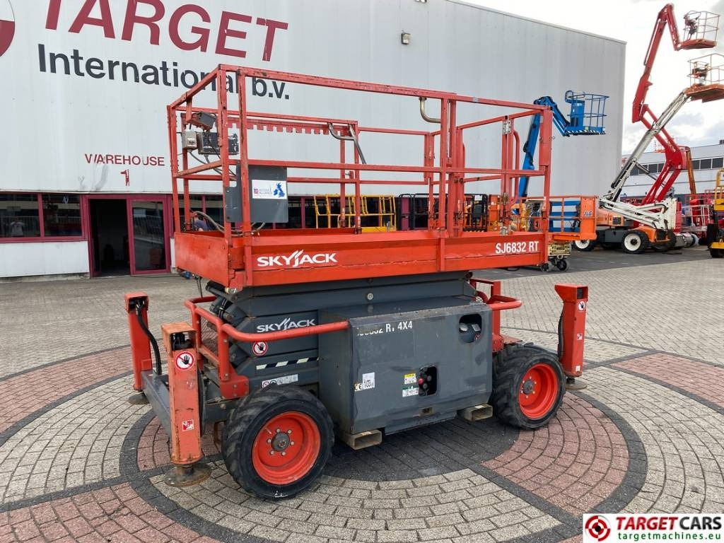 SkyJack SJ6832RT Diesel 4x4 Scissor 6832 Work Lift 1180cm - Ngritës gërshërë: foto 1 SkyJack SJ6832RT Diesel 4x4 Scissor 6832 Work Lift 1180cm - Ngritës gërshërë: foto 1