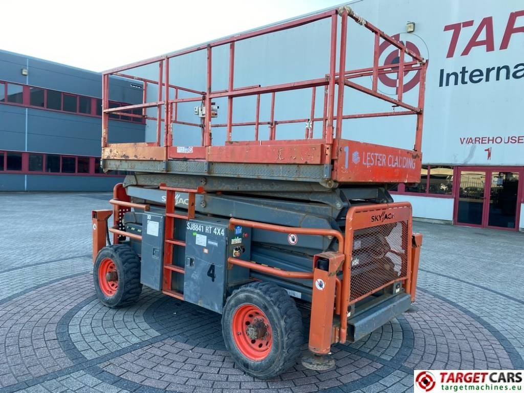 SkyJack SJ8841 RT Diesel 4x4 Scissor Work Lift 1430cm - Ngritës gërshërë: foto 4 SkyJack SJ8841 RT Diesel 4x4 Scissor Work Lift 1430cm - Ngritës gërshërë: foto 4