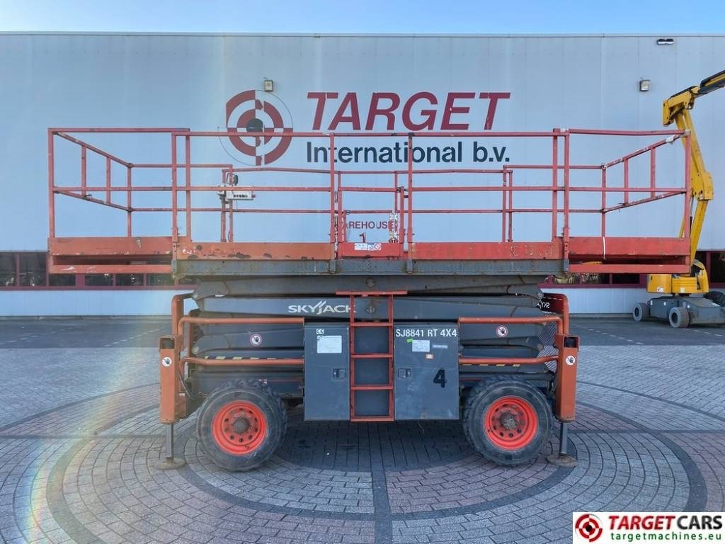SkyJack SJ8841 RT Diesel 4x4 Scissor Work Lift 1430cm - Ngritës gërshërë: foto 5 SkyJack SJ8841 RT Diesel 4x4 Scissor Work Lift 1430cm - Ngritës gërshërë: foto 5