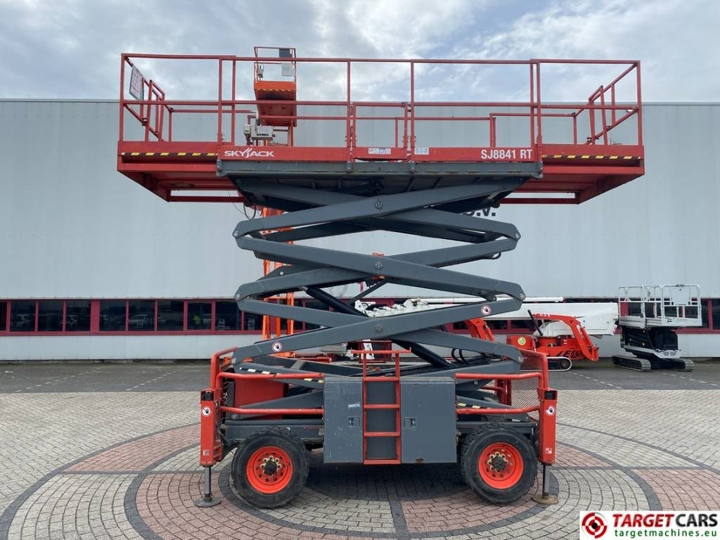 SkyJack SJ8841RT Diesel 4x4 Scissor Work Lift 1430cm - Ngritës gërshërë: foto 5 SkyJack SJ8841RT Diesel 4x4 Scissor Work Lift 1430cm - Ngritës gërshërë: foto 5