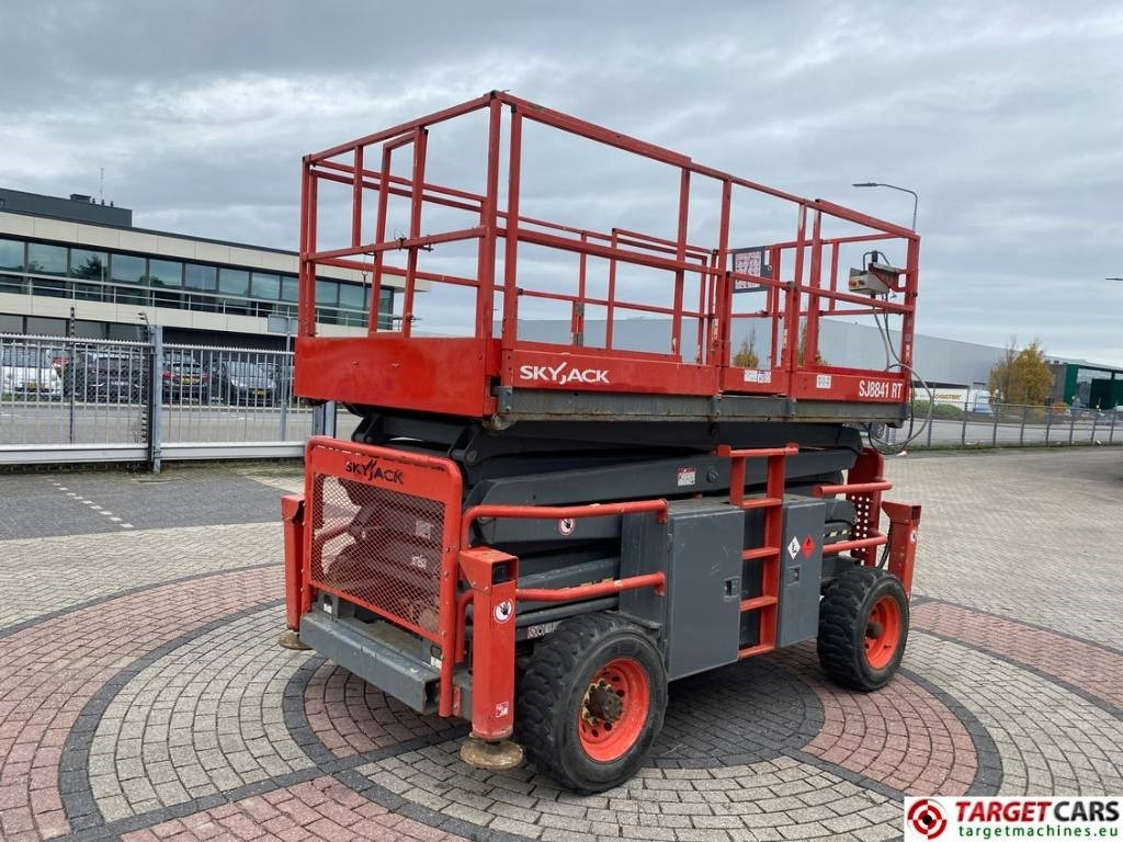 SkyJack SJ8841RT Diesel 4x4 Scissor Work Lift 1430cm - Ngritës gërshërë: foto 3 SkyJack SJ8841RT Diesel 4x4 Scissor Work Lift 1430cm - Ngritës gërshërë: foto 3