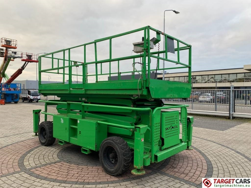 SkyJack SJ9241 RT Diesel 4x4 Scissor Work Lift 1450cm - Ngritës gërshërë: foto 2 SkyJack SJ9241 RT Diesel 4x4 Scissor Work Lift 1450cm - Ngritës gërshërë: foto 2