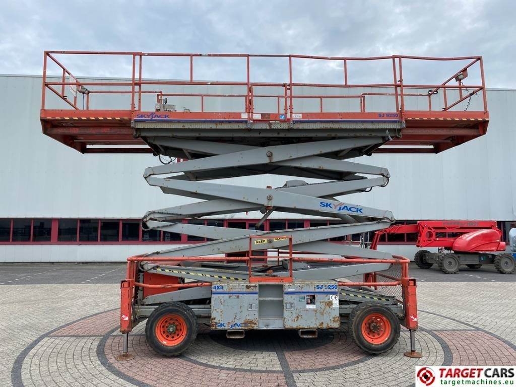 SkyJack SJ9250 RT Diesel Scissor Work Lift 1720cm - Ngritës gërshërë: foto 5 SkyJack SJ9250 RT Diesel Scissor Work Lift 1720cm - Ngritës gërshërë: foto 5