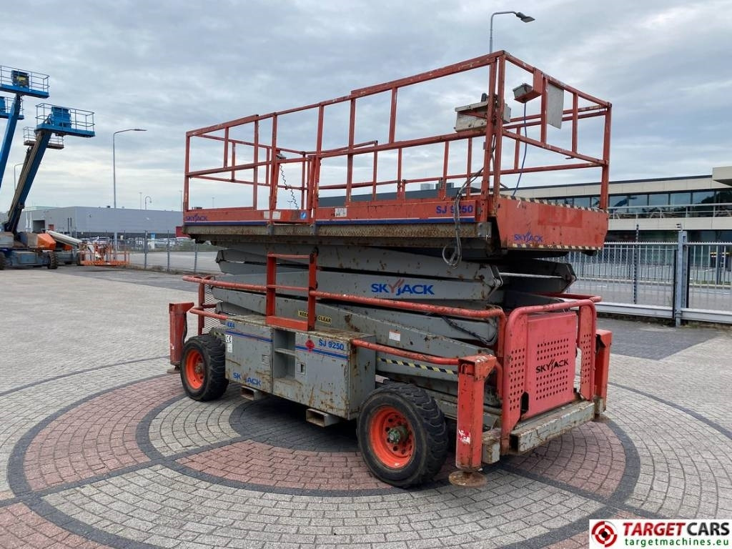 SkyJack SJ9250 RT Diesel Scissor Work Lift 1720cm - Ngritës gërshërë: foto 2 SkyJack SJ9250 RT Diesel Scissor Work Lift 1720cm - Ngritës gërshërë: foto 2