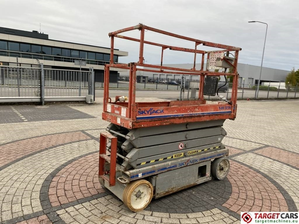 SkyJack SJIII-3226 Electric Scissor Work Lift 990cm - Ngritës gërshërë: foto 3 SkyJack SJIII-3226 Electric Scissor Work Lift 990cm - Ngritës gërshërë: foto 3