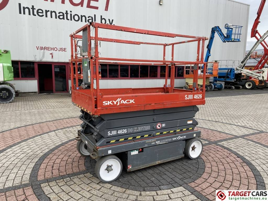SkyJack SJIII-4626 Electric 4626 Scissor Work Lift 990cm - Ngritës gërshërë: foto 1 SkyJack SJIII-4626 Electric 4626 Scissor Work Lift 990cm - Ngritës gërshërë: foto 1