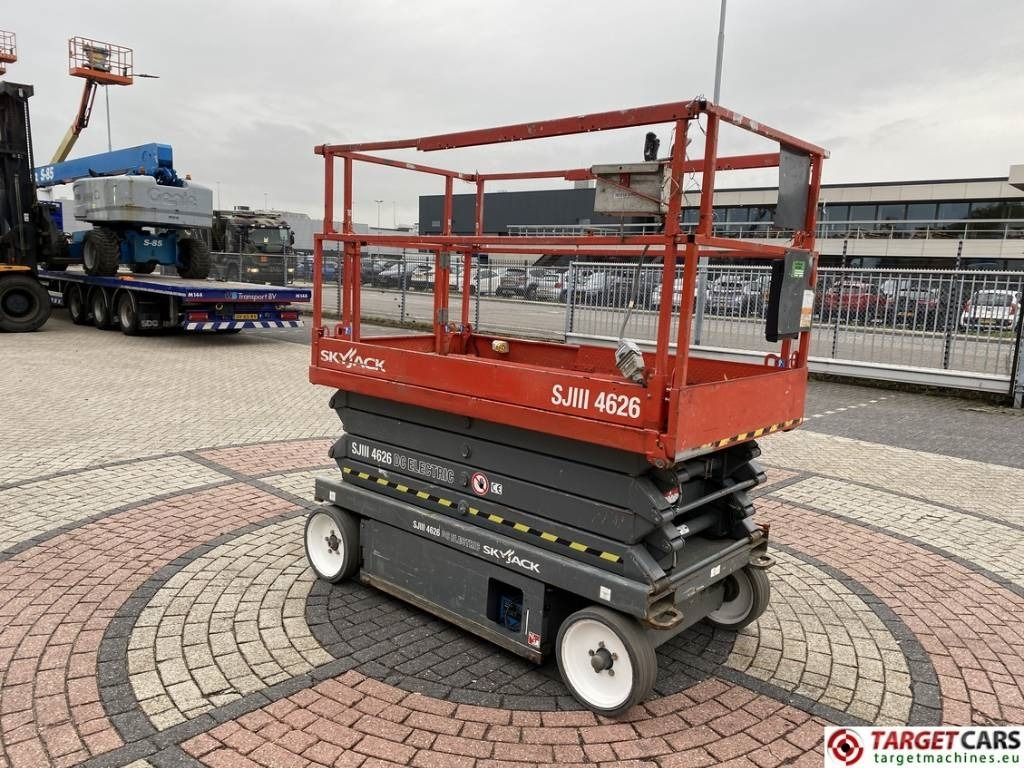 SkyJack SJIII-4626 Electric 4626 Scissor Work Lift 990cm - Ngritës gërshërë: foto 2 SkyJack SJIII-4626 Electric 4626 Scissor Work Lift 990cm - Ngritës gërshërë: foto 2