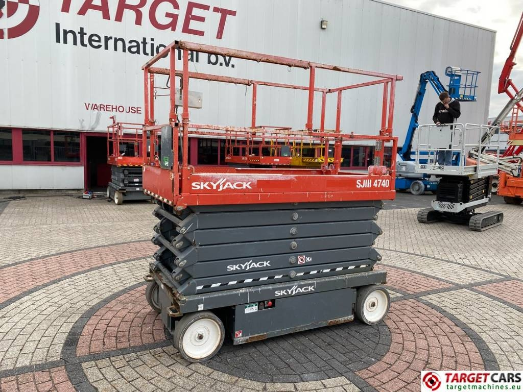 SkyJack SJIII-4740 Electric 4740 Scissor Work Lift 1380cm - Ngritës gërshërë: foto 1 SkyJack SJIII-4740 Electric 4740 Scissor Work Lift 1380cm - Ngritës gërshërë: foto 1