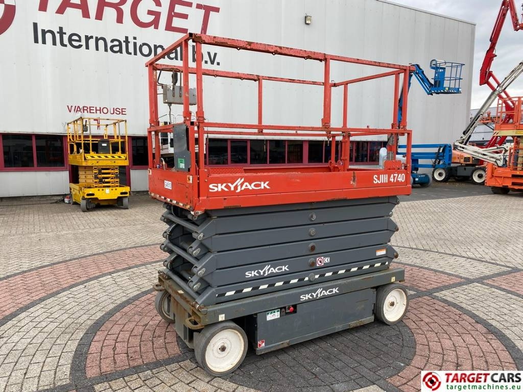 SkyJack SJIII-4740 Electric 4740 Scissor Work Lift 1380cm - Ngritës gërshërë: foto 1 SkyJack SJIII-4740 Electric 4740 Scissor Work Lift 1380cm - Ngritës gërshërë: foto 1