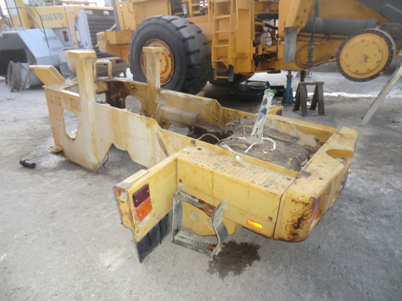 Caterpillar 928G TELAIO POSTERIORE COMPLETO DI SERBATOIO GASOLIO E CONTRAPPESI LATERALI - Serbatori i karburantit për Makineri ndërtimi: foto 3 Caterpillar 928G TELAIO POSTERIORE COMPLETO DI SERBATOIO GASOLIO E CONTRAPPESI LATERALI - Serbatori i karburantit për Makineri ndërtimi: foto 3