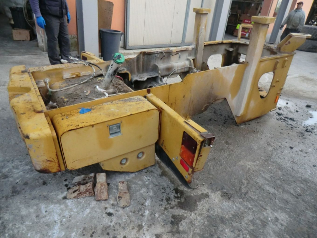 Caterpillar 928G TELAIO POSTERIORE COMPLETO DI SERBATOIO GASOLIO E CONTRAPPESI LATERALI - Serbatori i karburantit për Makineri ndërtimi: foto 4 Caterpillar 928G TELAIO POSTERIORE COMPLETO DI SERBATOIO GASOLIO E CONTRAPPESI LATERALI - Serbatori i karburantit për Makineri ndërtimi: foto 4