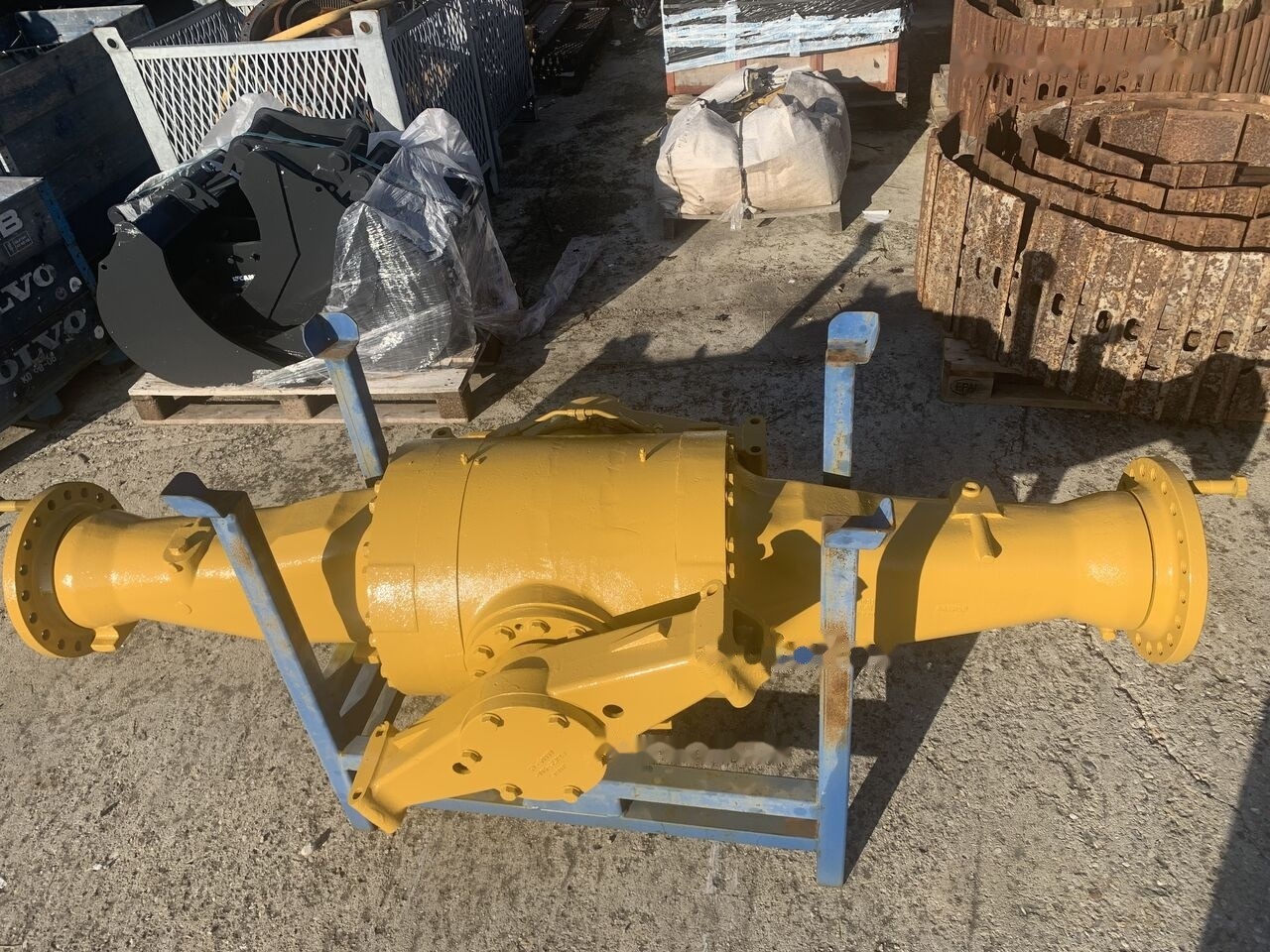 Rear oscillating axle with standard differential 1120723 Caterpillar 950G II AY - Aksi i pasmë për Fadrom me goma: foto 1 Rear oscillating axle with standard differential 1120723 Caterpillar 950G II AY - Aksi i pasmë për Fadrom me goma: foto 1