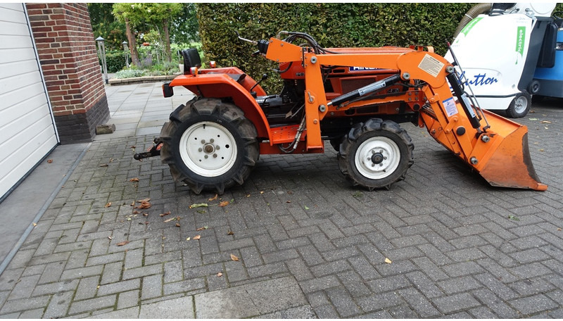 Hinomoto C144 4x4 met frontlader - Traktor: foto 3 Hinomoto C144 4x4 met frontlader - Traktor: foto 3