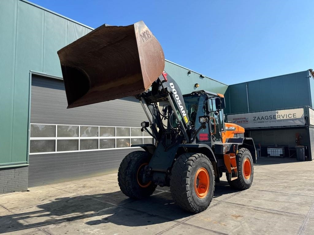 Doosan DL250-7 - Fadrom me goma: foto 3 Doosan DL250-7 - Fadrom me goma: foto 3