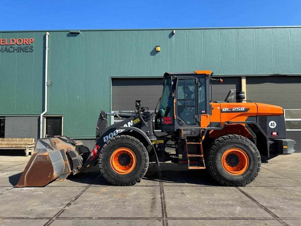 Doosan DL250-7 - Fadrom me goma: foto 1 Doosan DL250-7 - Fadrom me goma: foto 1
