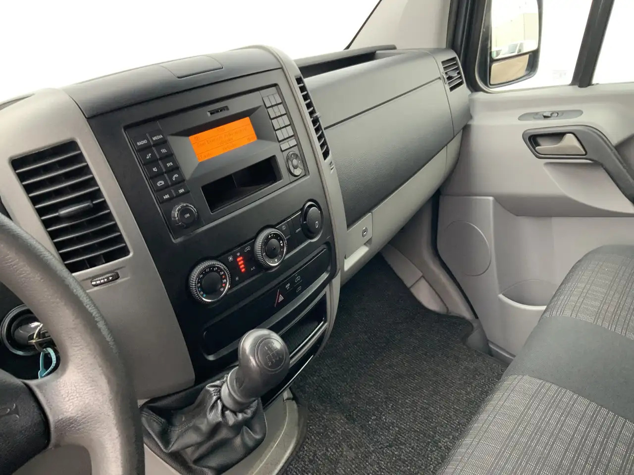 Mercedes-Benz Sprinter 311 2.2 CDI 366 L2H1 Airco 3 Zits Opstap& Trekhaak - Furgon: foto 5 Mercedes-Benz Sprinter 311 2.2 CDI 366 L2H1 Airco 3 Zits Opstap& Trekhaak - Furgon: foto 5