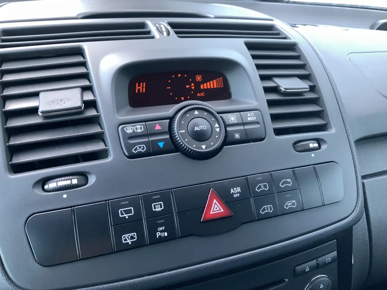 Mercedes-Benz Vito 122 CDI 320 Automaat Airco 2 Zits Leer Trekhaak 20 - Furgon: foto 4 Mercedes-Benz Vito 122 CDI 320 Automaat Airco 2 Zits Leer Trekhaak 20 - Furgon: foto 4