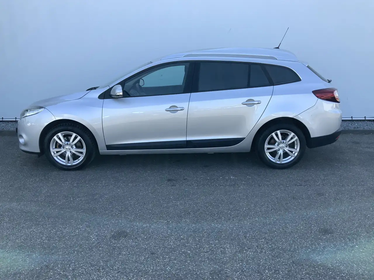 Renault Megane 1.5 dCi Expression Airco Navi Grijs Kenteken Euro - Veturë: foto 3 Renault Megane 1.5 dCi Expression Airco Navi Grijs Kenteken Euro - Veturë: foto 3