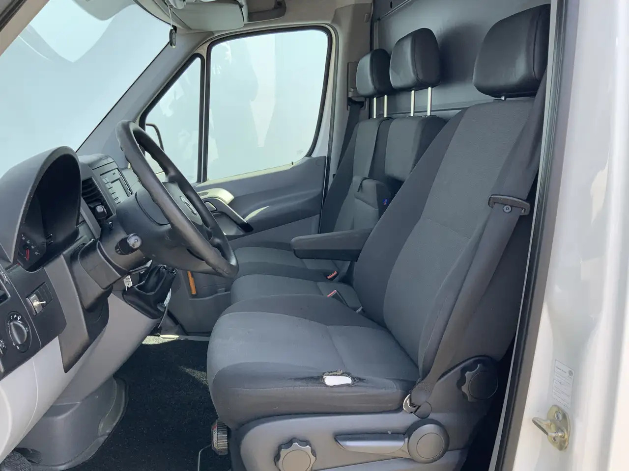 Volkswagen Crafter 35 2.0 TDI L1H1 Airco Cruise 3 Zits Trekhaak 2000 - Furgon: foto 4 Volkswagen Crafter 35 2.0 TDI L1H1 Airco Cruise 3 Zits Trekhaak 2000 - Furgon: foto 4