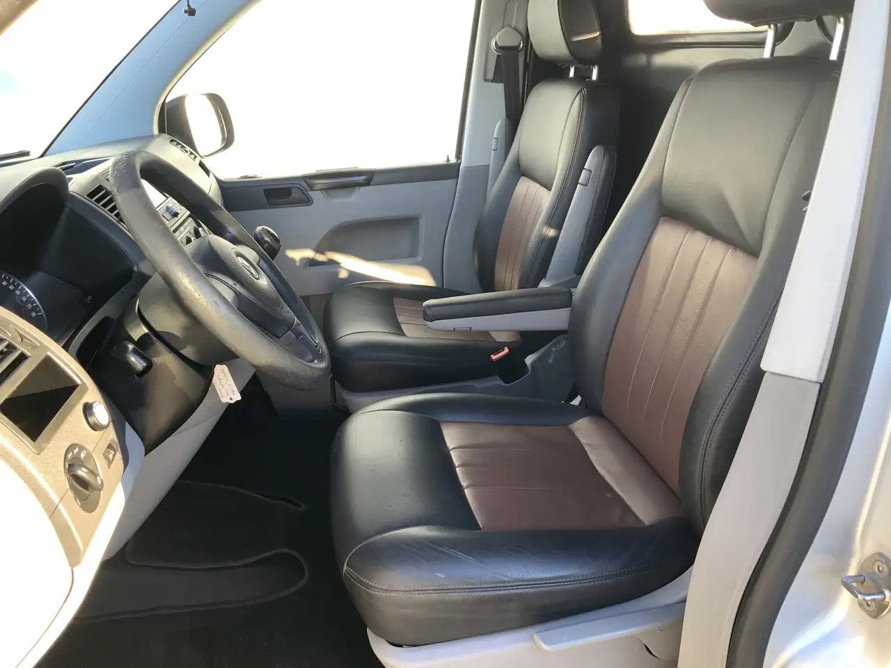 Volkswagen T5 Transporter 2.0 L1H2 Benzine Airco Navi Dub Schuifdeuren Leer - Furgon: foto 4 Volkswagen T5 Transporter 2.0 L1H2 Benzine Airco Navi Dub Schuifdeuren Leer - Furgon: foto 4