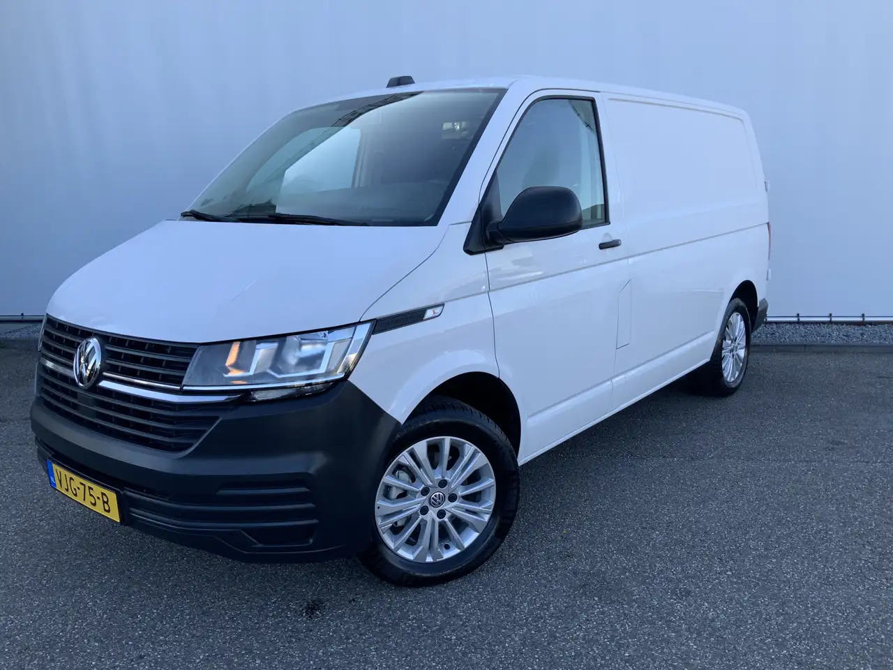Volkswagen T6.1 Transporter 2.0 TDI L1H1 26 Economy Business Airco Cruise 3 Zi - Furgon: foto 1 Volkswagen T6.1 Transporter 2.0 TDI L1H1 26 Economy Business Airco Cruise 3 Zi - Furgon: foto 1