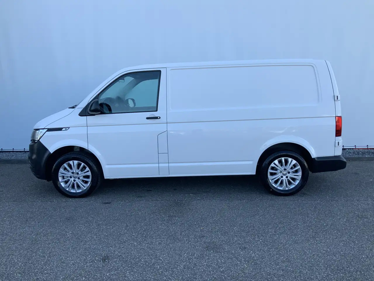 Volkswagen T6.1 Transporter 2.0 TDI L1H1 26 Economy Business - Furgon: foto 3 Volkswagen T6.1 Transporter 2.0 TDI L1H1 26 Economy Business - Furgon: foto 3