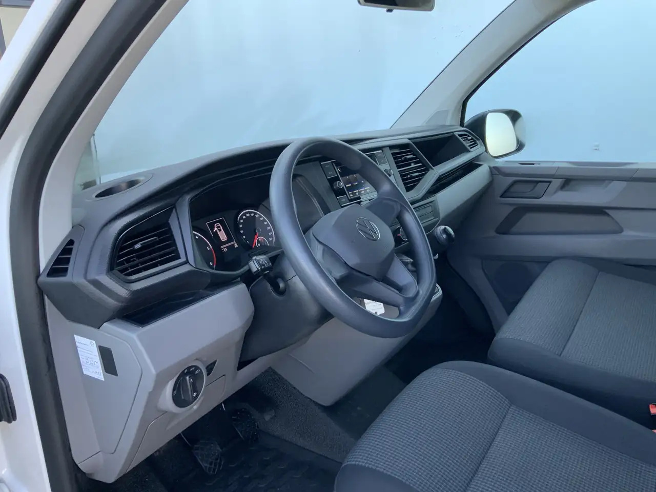 Volkswagen T6.1 Transporter 2.0 TDI L1H1 26 Economy Business - Furgon: foto 5 Volkswagen T6.1 Transporter 2.0 TDI L1H1 26 Economy Business - Furgon: foto 5