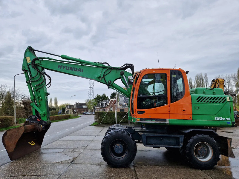 Hyundai Robex 160W-9A met 6-cilinder Cummins motor - Ekskavator me goma: foto 1 Hyundai Robex 160W-9A met 6-cilinder Cummins motor - Ekskavator me goma: foto 1