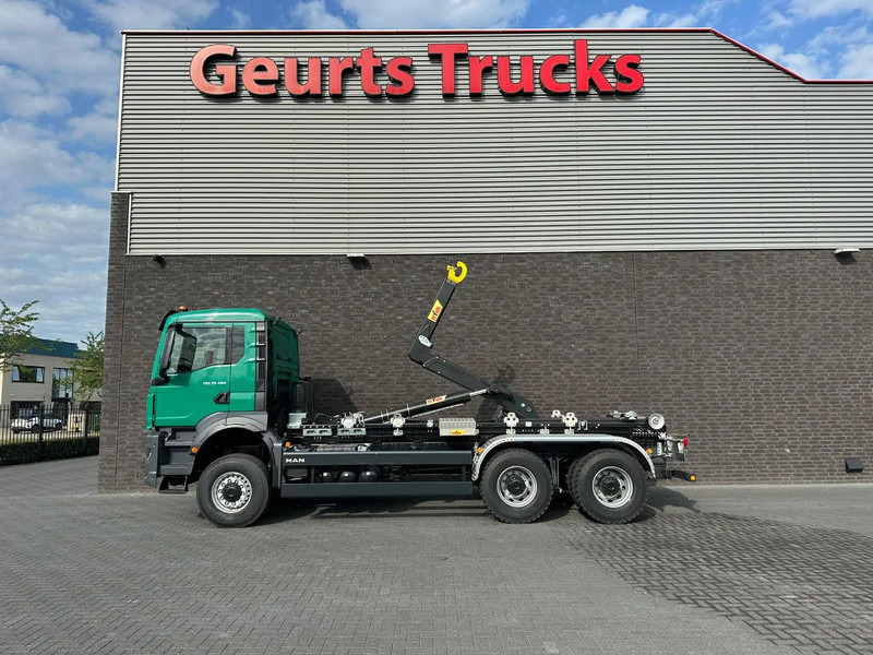 MAN TGS 33.480 6X6 HYVA LIFT 26-55-S HAAKARM / ABROLLKIPPER/ HOOKLIFT (NIEUWE/ NEU/ NEW) - Kamion vetëngarkues: foto 1 MAN TGS 33.480 6X6 HYVA LIFT 26-55-S HAAKARM / ABROLLKIPPER/ HOOKLIFT (NIEUWE/ NEU/ NEW) - Kamion vetëngarkues: foto 1