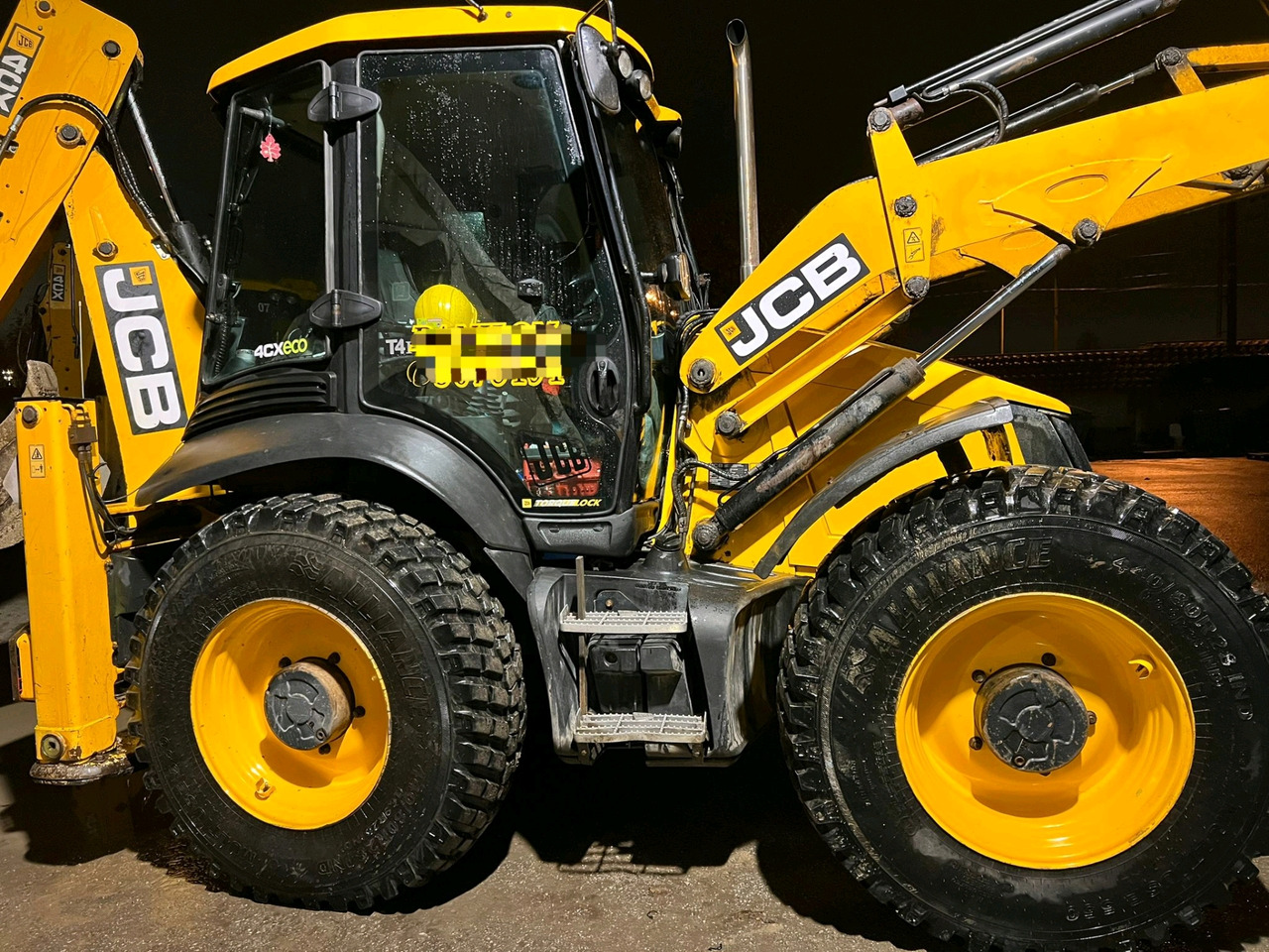 JCB 4CX - Fadromë me shkarkim nga prapa: foto 3 JCB 4CX - Fadromë me shkarkim nga prapa: foto 3
