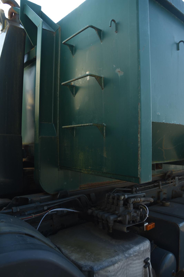 SCANIA P94 220 - Kamion vetëshkarkues: foto 4 SCANIA P94 220 - Kamion vetëshkarkues: foto 4