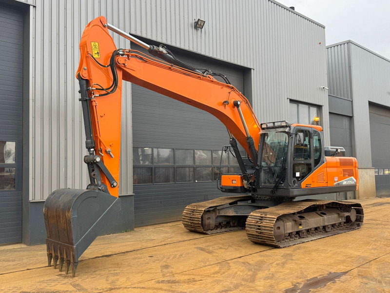 Doosan DX225LC-7 - Ekskavator me zinxhirë: foto 2 Doosan DX225LC-7 - Ekskavator me zinxhirë: foto 2