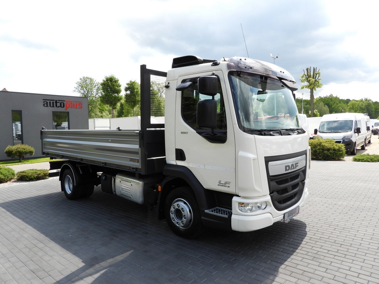 DAF LF 180 THREE-WAY TIPPER CRUISE CONTROL LED LIGHTS AUTOMATIC TRANSMISSION TWIN WHEELS AIR CONDITIONING 180HP - Kamion vetëshkarkues: foto 4 DAF LF 180 THREE-WAY TIPPER CRUISE CONTROL LED LIGHTS AUTOMATIC TRANSMISSION TWIN WHEELS AIR CONDITIONING 180HP - Kamion vetëshkarkues: foto 4