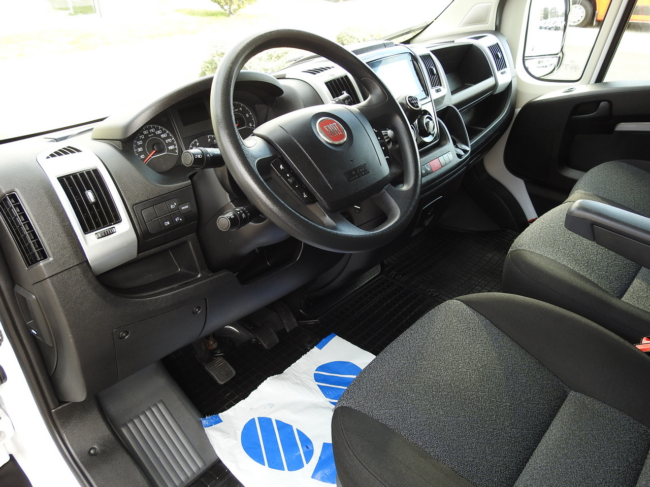 FIAT DUCATO  BOX LIFT 8 PALLETS CRUISE CONTROL NAVIGATION LED LIGHTS AIR CONDITIONING  130HP - Kamioncine me kontinier: foto 2 FIAT DUCATO  BOX LIFT 8 PALLETS CRUISE CONTROL NAVIGATION LED LIGHTS AIR CONDITIONING  130HP - Kamioncine me kontinier: foto 2